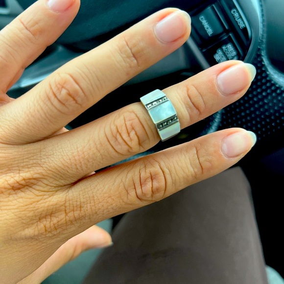 Pure Silver and Mother of Pearl Ring - Picture 1 of 4
